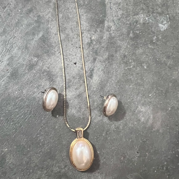 EUC Vintage Avon Necklace Earrings Set Faux Mobe Pearl CZ Pendant Gold Tone 18” - Picture 3 of 6